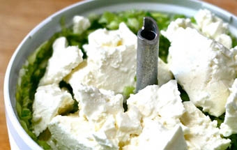 перемішуємо всі інгредієнти для крему в блендері