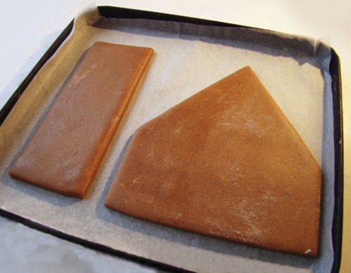 випікаємо деталі пряникового будиночка.