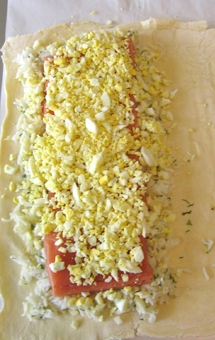 посипаємо всю начинку подрібненим яйцем