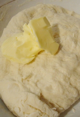 Додаємо вершкове масло до тесту