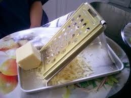 трьом на крупній тертці сир