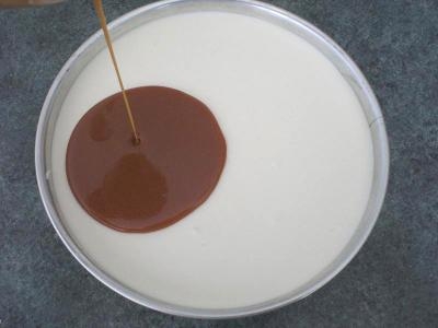 заливаємо торт карамеллю