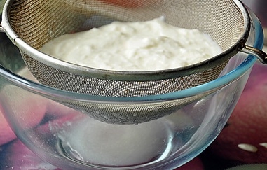 Зливаємо сироватку з мацоні