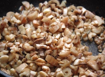 Обсмажуємо подрібнені інгредієнти