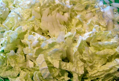 Нарізаємо пекінську капусту