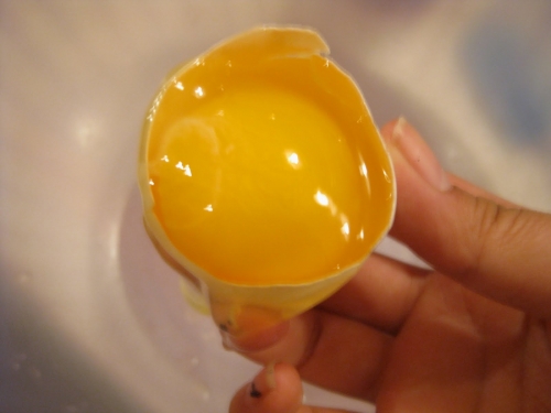 відокремлюємо жовтки від білків