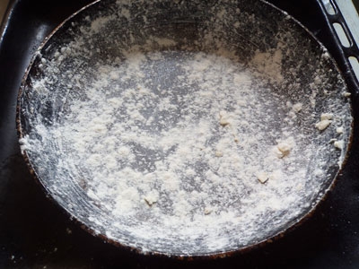 сковорода з борошном