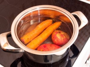 варимо моркву і картоплю