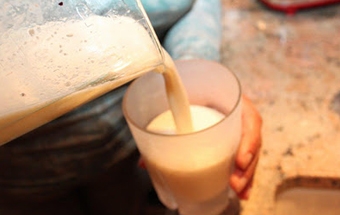 переливаємо банановий лікер в келих