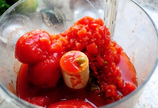 викладаємо в блендер консервовані помідори