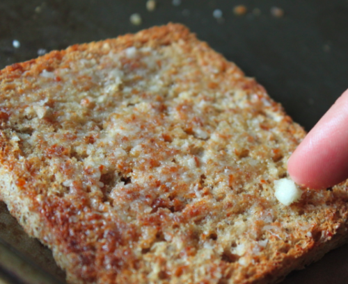 натираємо часником другу сторону