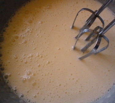 збиваємо яйця з цукром