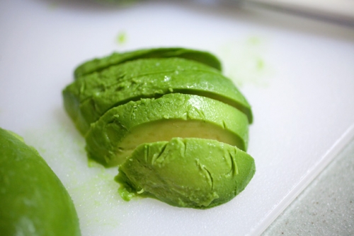 нарізаємо авокадо