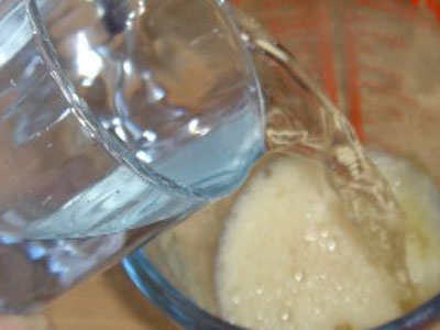 вода і дріжджі