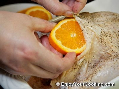 викладаємо апельсини між м'ясом і шкуркою курки