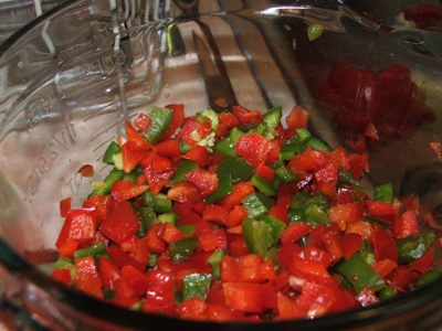 подрібнюємо зелений болгарський перець подрібнюємо болгарський перець