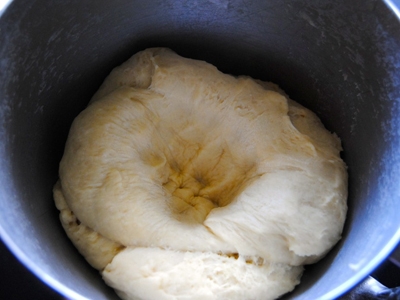 тісто викладаємо назад у миску