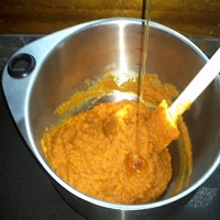 мед в каструлі