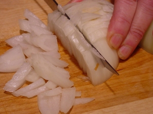 Дрібно рубаємо цибулю