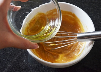 Вливаємо олію