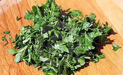 Дрібно ріжемо зелень