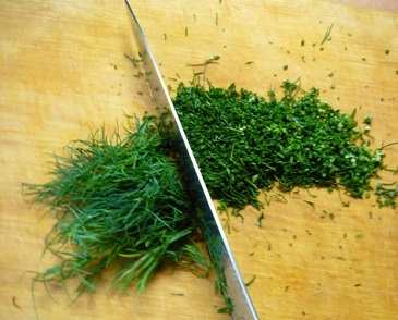 Дрібно ріжемо кріп