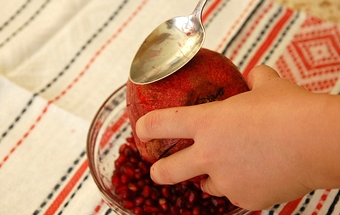 стукаємо ложкою по шкірці граната