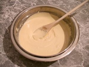 змішуємо жовтки з цукром і борошном