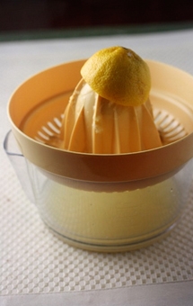 вичавлюємо сік лимона