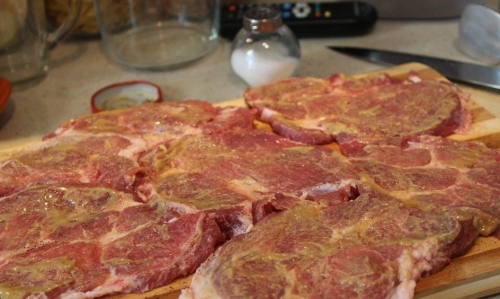 обмазуємо шматки гірчицею