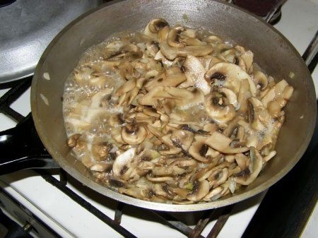 Обсмажуємо гриби з цибулею