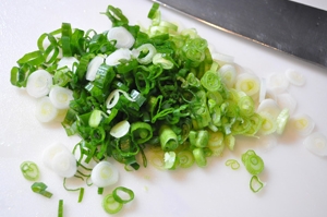 дрібно рубаємо зелений лук