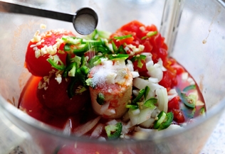 додаємо в блендер чилі та спеції