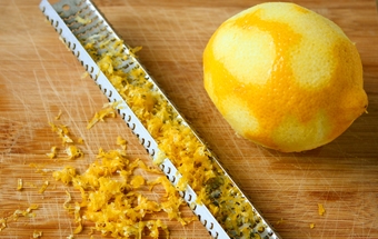 натираємо шкірку лимона на дрібну тертку