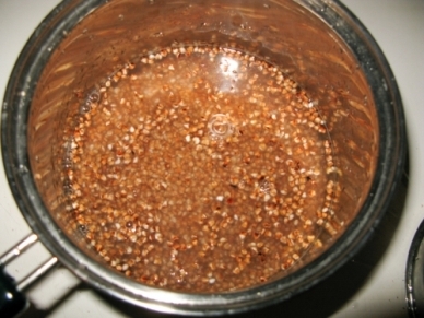 наливаємо воду в каструлю