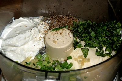 блендер з зеленню і сметаною