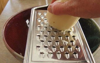 натираємо картоплю на крупну тертку