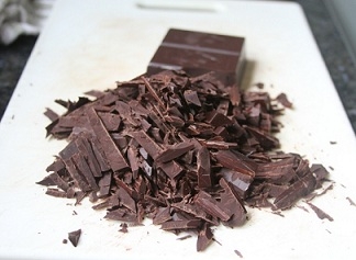 Для прикраси торта потрібна шоколадна крихта