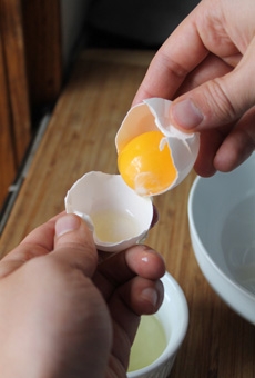 відокремлюємо жовток від білка