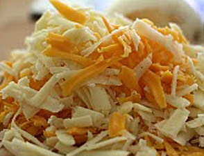 натираємо сир на тертці