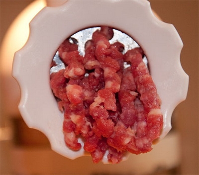 пропускаємо мясо через м'ясорубку