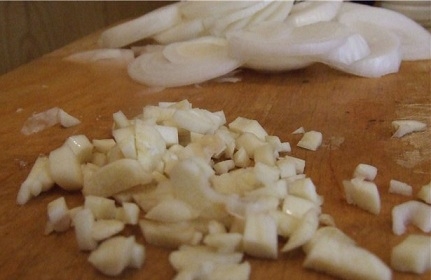 Подрібнюємо часник і цибуля