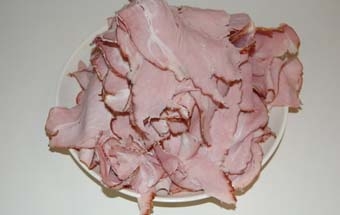 нарізаємо шинку на тоненькі шматочки