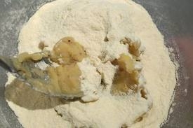 додаємо борошно картоплю в