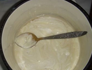 Викладаємо вершки в миску