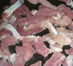 Обсмажуємо свинину на сковороді