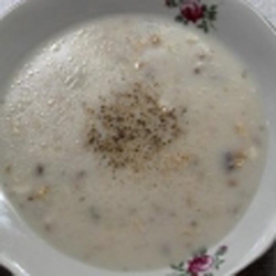 білий суп в тарілці