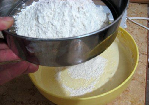 у глибоку миску просіваємо борошно
