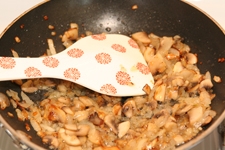 смажимо цибулю з грибами