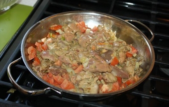 додаємо в сковороду помідори